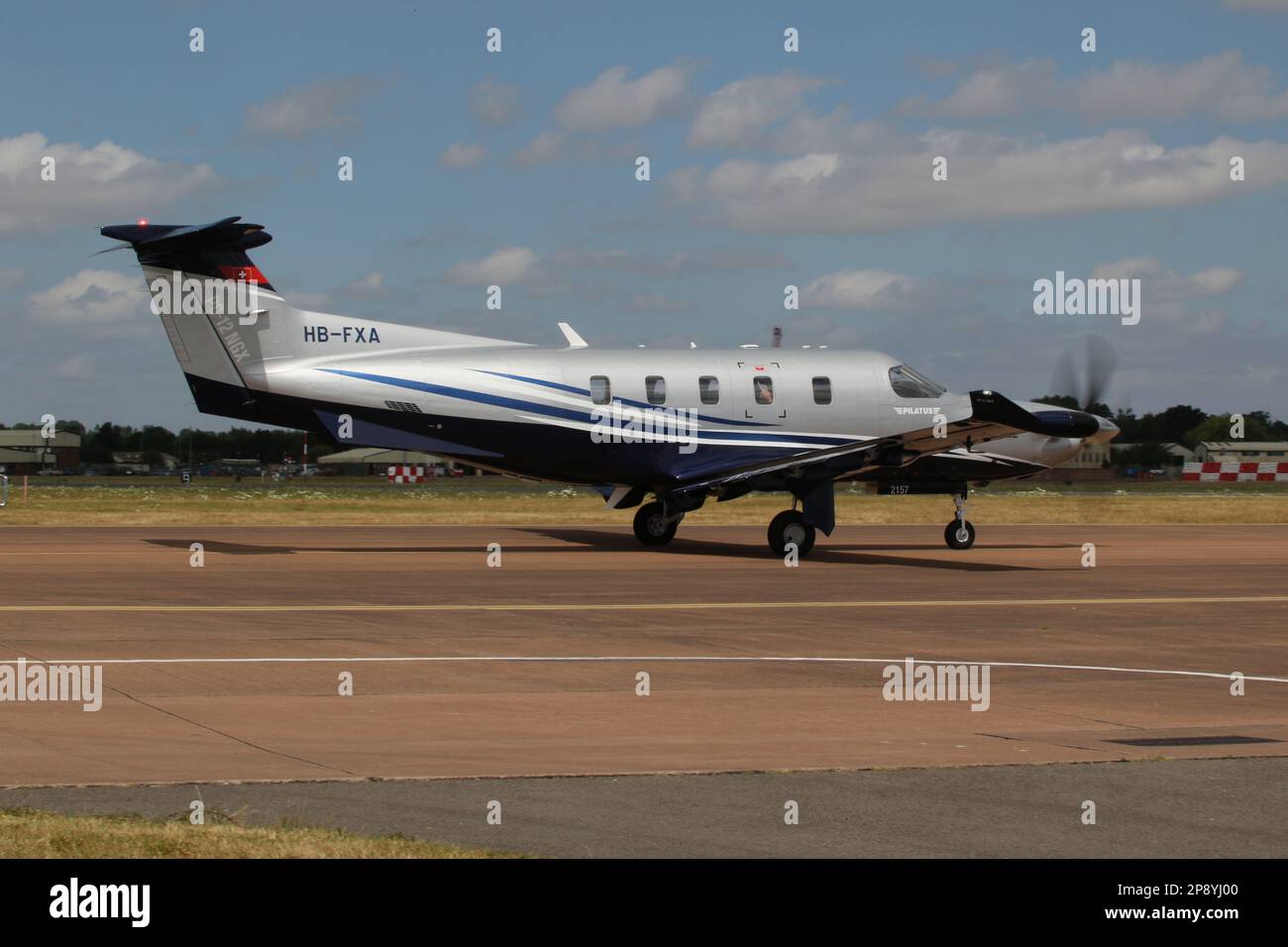 HB-FXA, ein von der Pilatus Flugzeugwerke AG betriebener Pilatus PC-12NGX, der während der Royal International Air Tattoo 2022 am RAF Fairford abfährt. Stockfoto