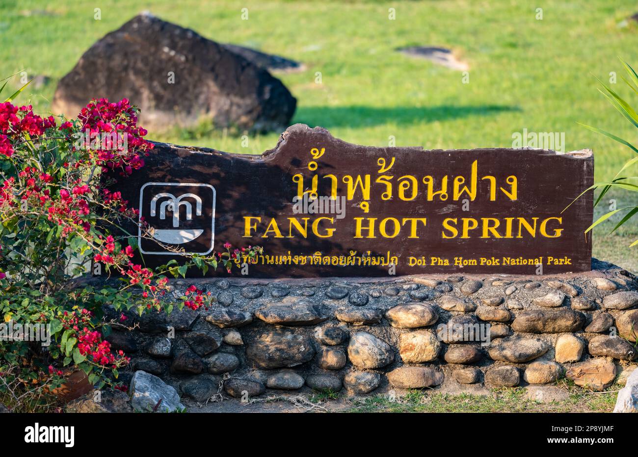 Zeichen der heißen Quelle Fang, ein aktives geothermisches Feld mit mehreren Geysiren und Hotspots. Doi Pha Hom Pok Nationalpark, Chiang Mai, Thailand. Stockfoto