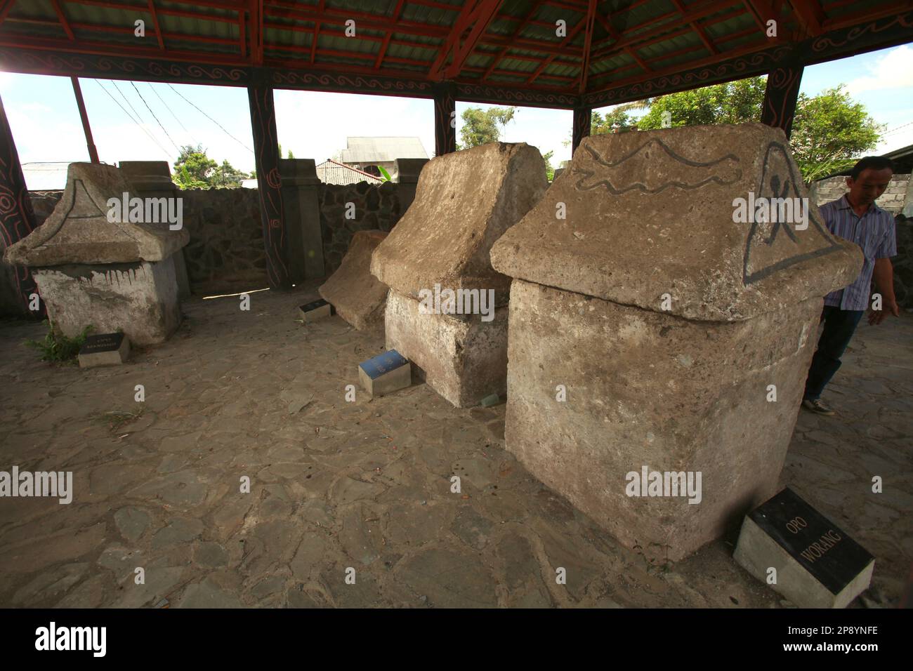Ein Standort, an dem fünf Sarkophage in Tomohon, North Sulawesi, Indonesien, untergebracht sind. Die kleine Anlage, die lokal als „Waruga OPO Worang“ bezeichnet wird, besteht aus Gräbern von mindestens fünf Vorfahren der heutigen Minahasa-Clans. Stockfoto