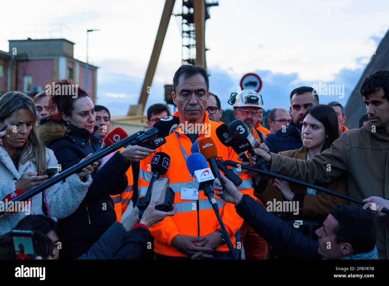 Barcelona, Spanien. 09. März 2023. Der Sprecher der Bergbauarbeiter Angel Garrido wird dabei gesehen, wie er der Presse in den Räumlichkeiten des Iberpotash, auch bekannt als ICL, Landmine, in Suria, eine Erklärung abgibt. Drei Bergarbeiter starben nach einem Steinschlag von einem Teil der Kaliummine. Kredit: SOPA Images Limited/Alamy Live News Stockfoto