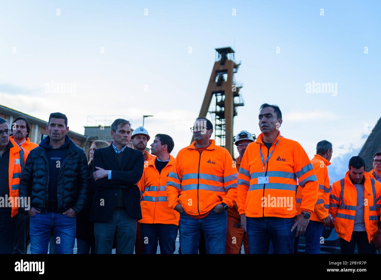 Barcelona, Spanien. 09. März 2023. Der Sprecher der Bergbauarbeiter Angel Garrido wird dabei gesehen, wie er der Presse in den Räumlichkeiten des Iberpotash, auch bekannt als ICL, Landmine, in Suria, eine Erklärung abgibt. Drei Bergarbeiter starben nach einem Steinschlag von einem Teil der Kaliummine. Kredit: SOPA Images Limited/Alamy Live News Stockfoto