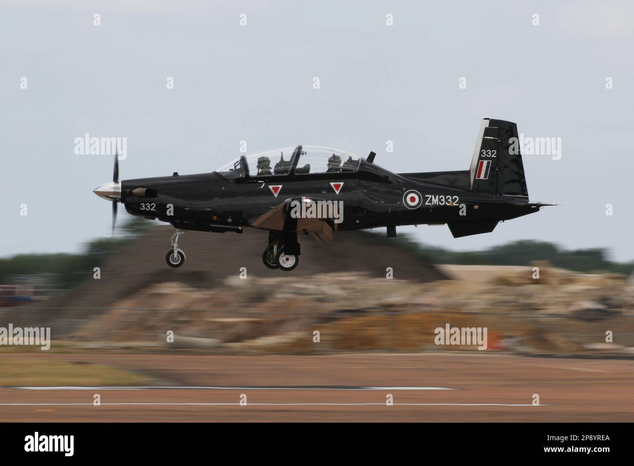 ZM332, ein Beechcraft Texan T1, der von der Royal Air Force (RAF) betrieben wird, erreicht die RAF Fairford in Gloucestershire, England, um an der Royal International Air Tattoo 2022 teilzunehmen. Stockfoto