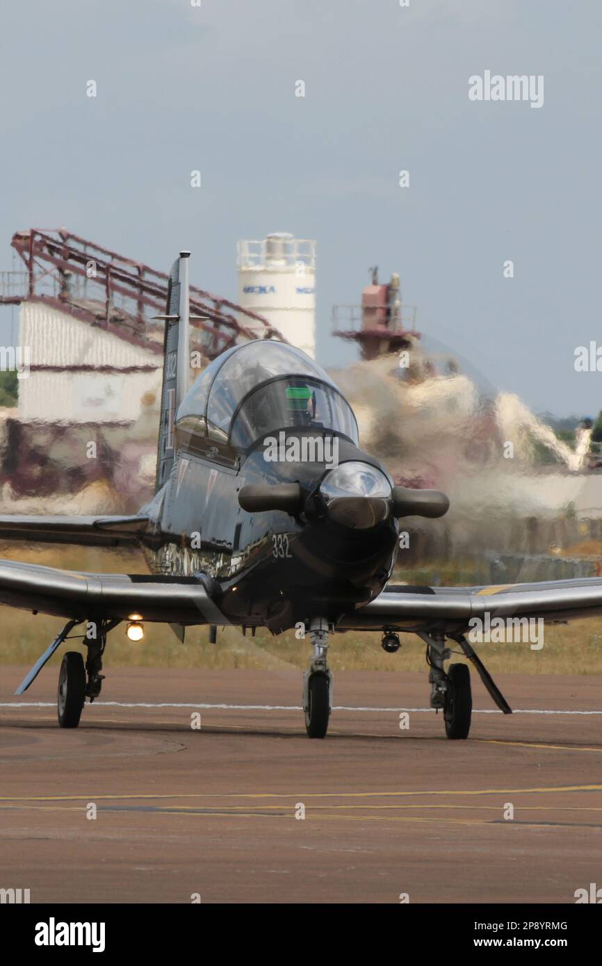 ZM332, ein Beechcraft Texan T1, der von der Royal Air Force (RAF) betrieben wird, erreicht die RAF Fairford in Gloucestershire, England, um an der Royal International Air Tattoo 2022 teilzunehmen. Stockfoto