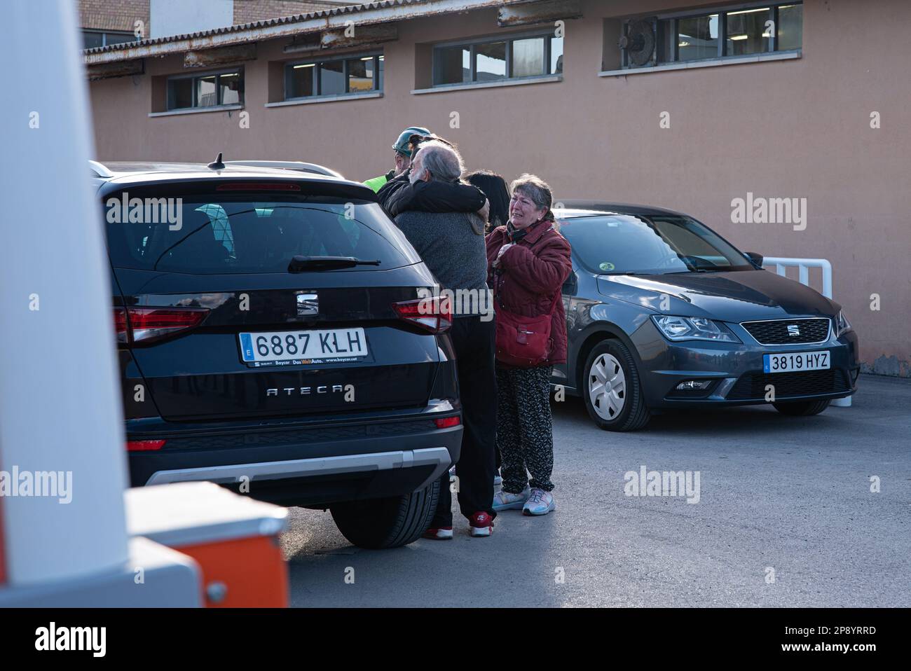 Suria, Spanien. 09. März 2023. Menschen aus dem engen Kreis der Toten, die am Eingang der Iberpotash Company als Feuerwehrleute arbeiten, um die drei Leichen zu retten. Am Donnerstag, den 9. März, starben in der Iberpotash-Mine in Suria drei Menschen in einer Tiefe von 900 Metern nach einem Erdrutsch. Zwei von ihnen waren Master-Studierende an der Escola Politècnica Superior d'Enginyeria de Manresa. Kredit: SOPA Images Limited/Alamy Live News Stockfoto