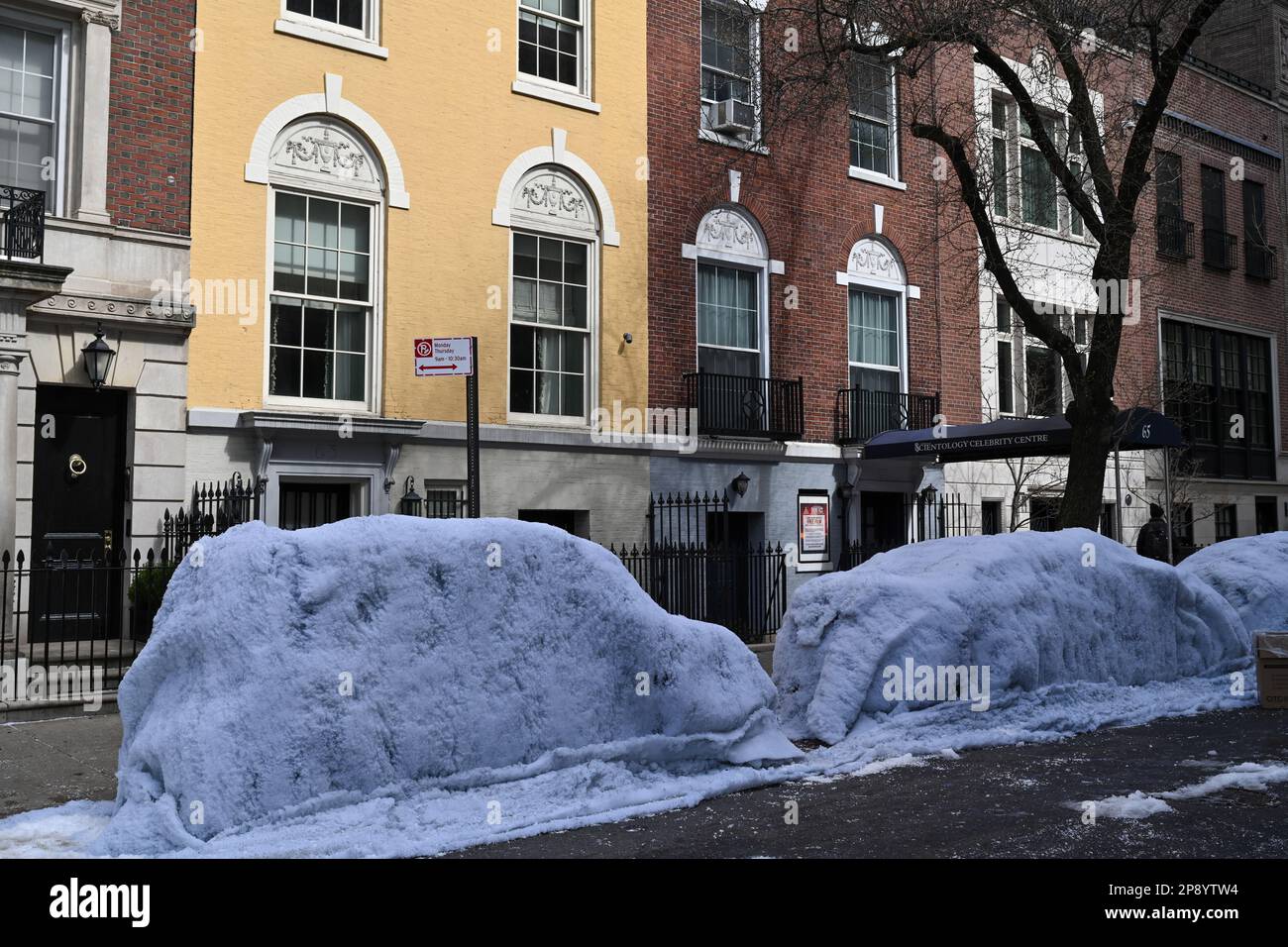 Auf einem Filmset entlang der 82. Street in der Upper East Side von New York City sind die Autos mit falschem Schnee bedeckt. Stockfoto