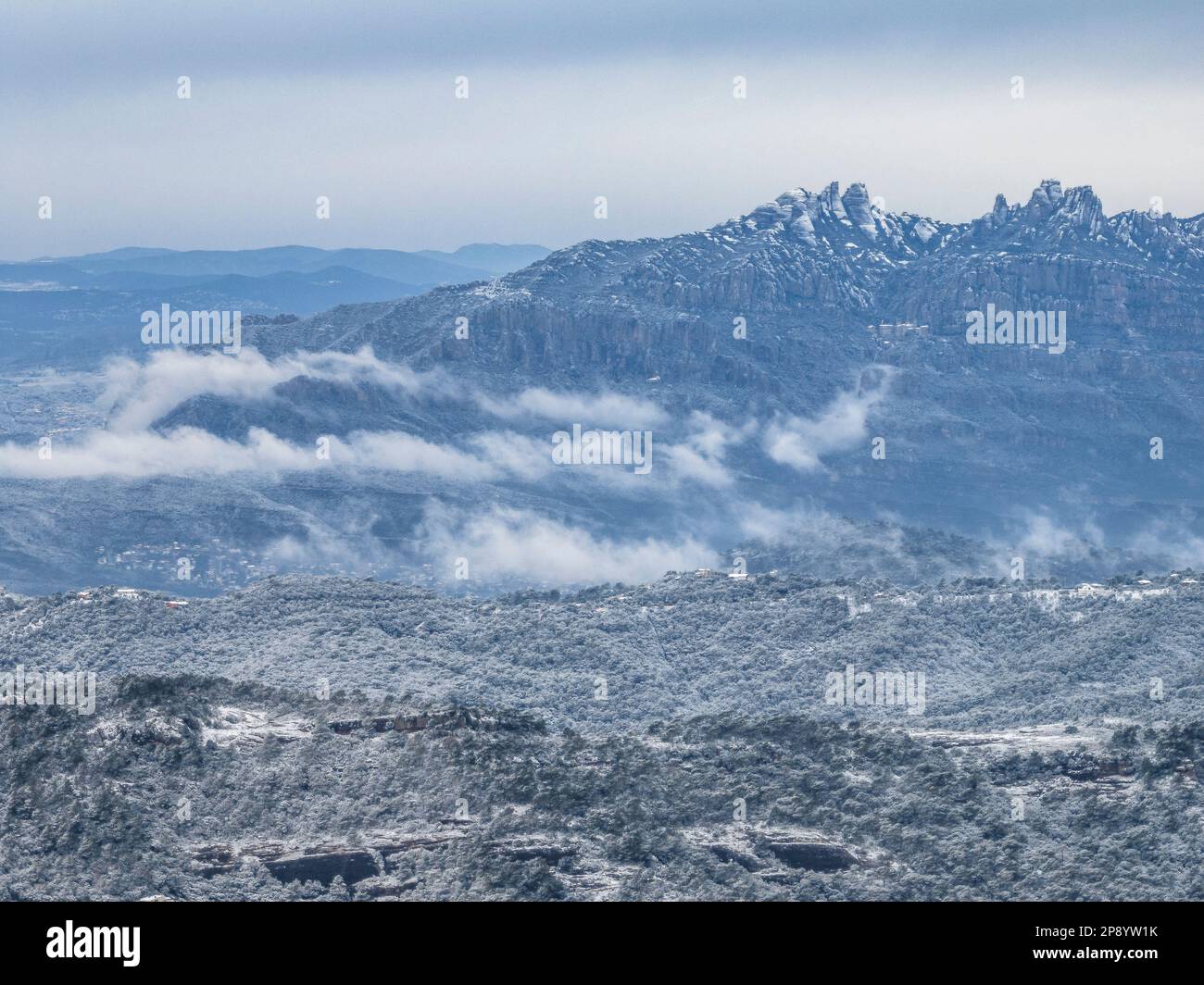 Blick aus der Vogelperspektive auf die schneebedeckten Dörfer Montserrat und Matadepera nach dem Schneefall von 02-27-2023 (Vallès Occidental, Barcelona, Katalonien, Spanien) Stockfoto