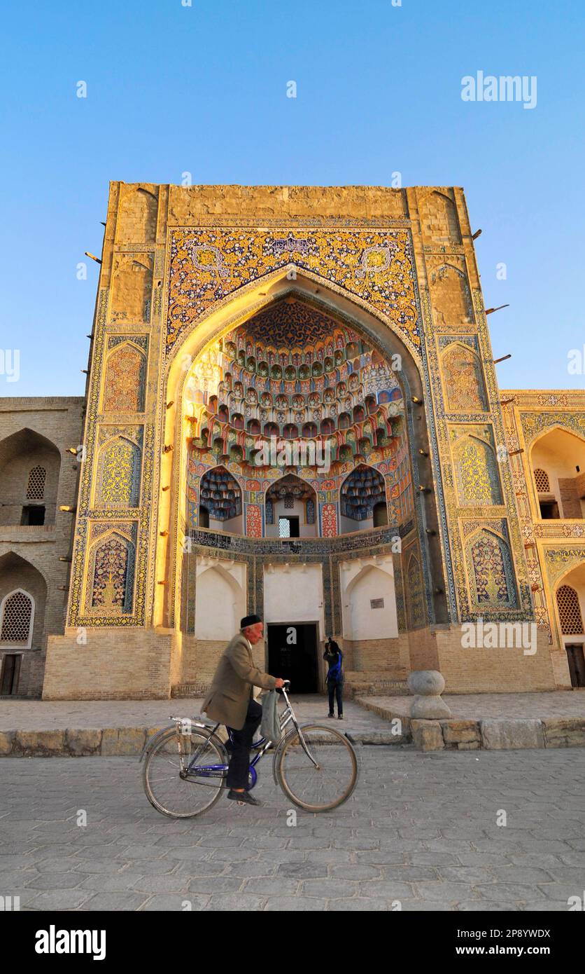 Abdulaziz Khan Madrassah in der Altstadt von Bukhara, Usbekistan. Stockfoto