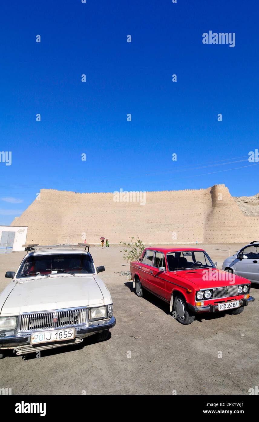 Alte sowjetische Autos parken vor der Arche Bukhara, Usbekistan. Stockfoto