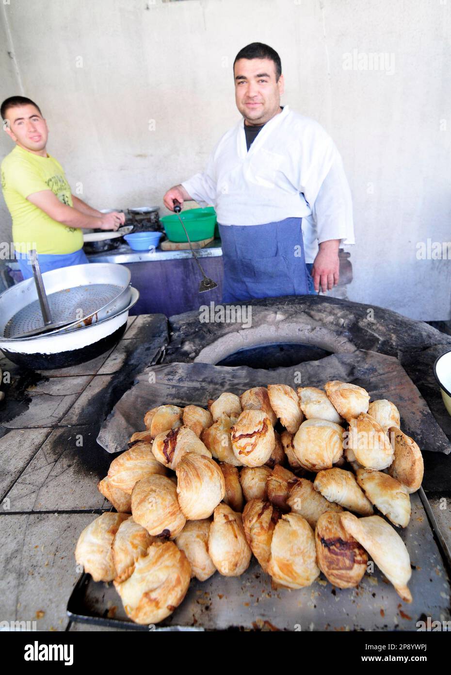 Usbekisch Samsa ( knusprig gebackene Fleischbrötchen ), gebacken in einem Tandoorofen, ist ein beliebtes Street Food in Usbekistan. Stockfoto