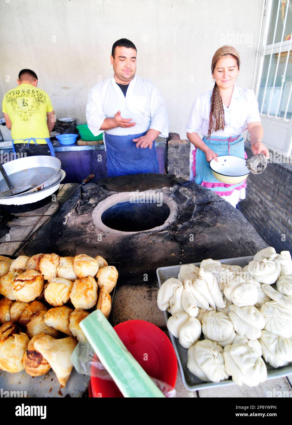 Usbekisch Samsa ( knusprig gebackene Fleischbrötchen ), gebacken in ...