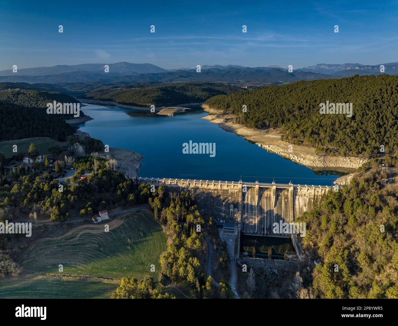 Luftaufnahme des Sant Ponc Reservoirs mit niedrigem Wasserstand aufgrund der Dürre von 2022-23 (Solsonès, Lleida, Katalonien, Spanien) Stockfoto