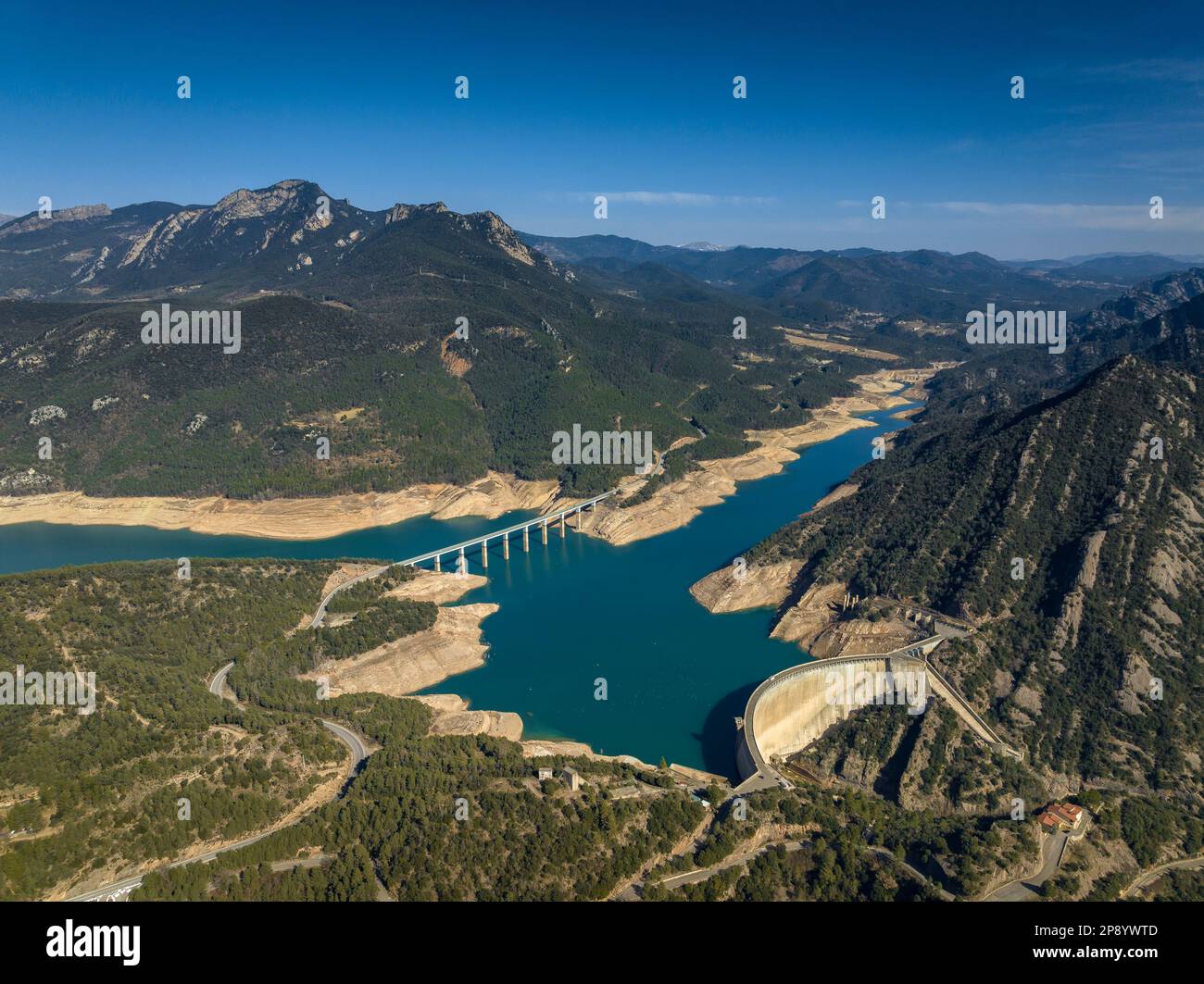 Luftaufnahme des Baells-Reservoirs mit sehr niedrigem Wasserstand während der Dürre 2022-23 (Berguedà, Barcelona, Katalonien, Spanien) Stockfoto