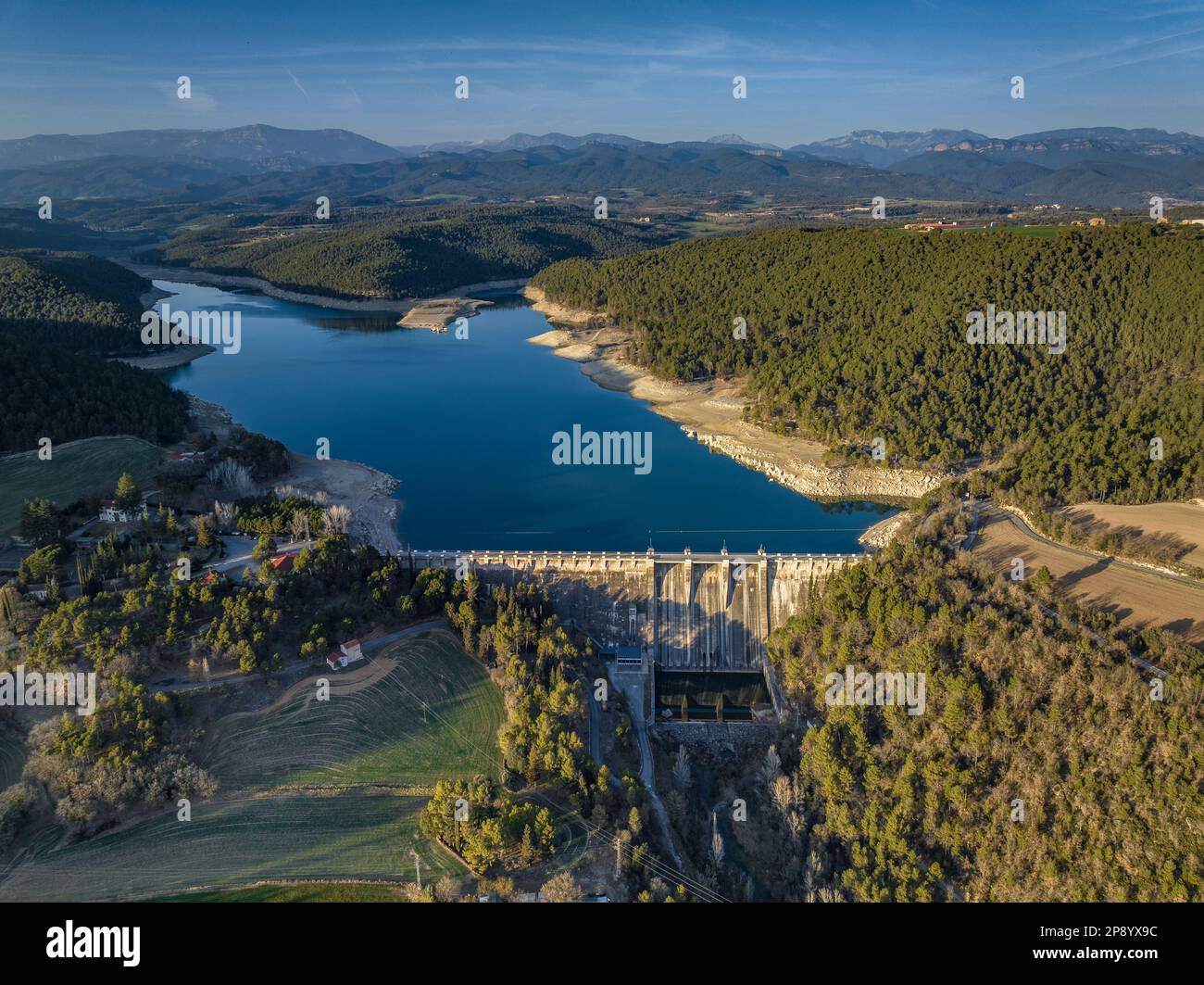 Luftaufnahme des Sant Ponc Reservoirs mit niedrigem Wasserstand aufgrund der Dürre von 2022-23 (Solsonès, Lleida, Katalonien, Spanien) Stockfoto