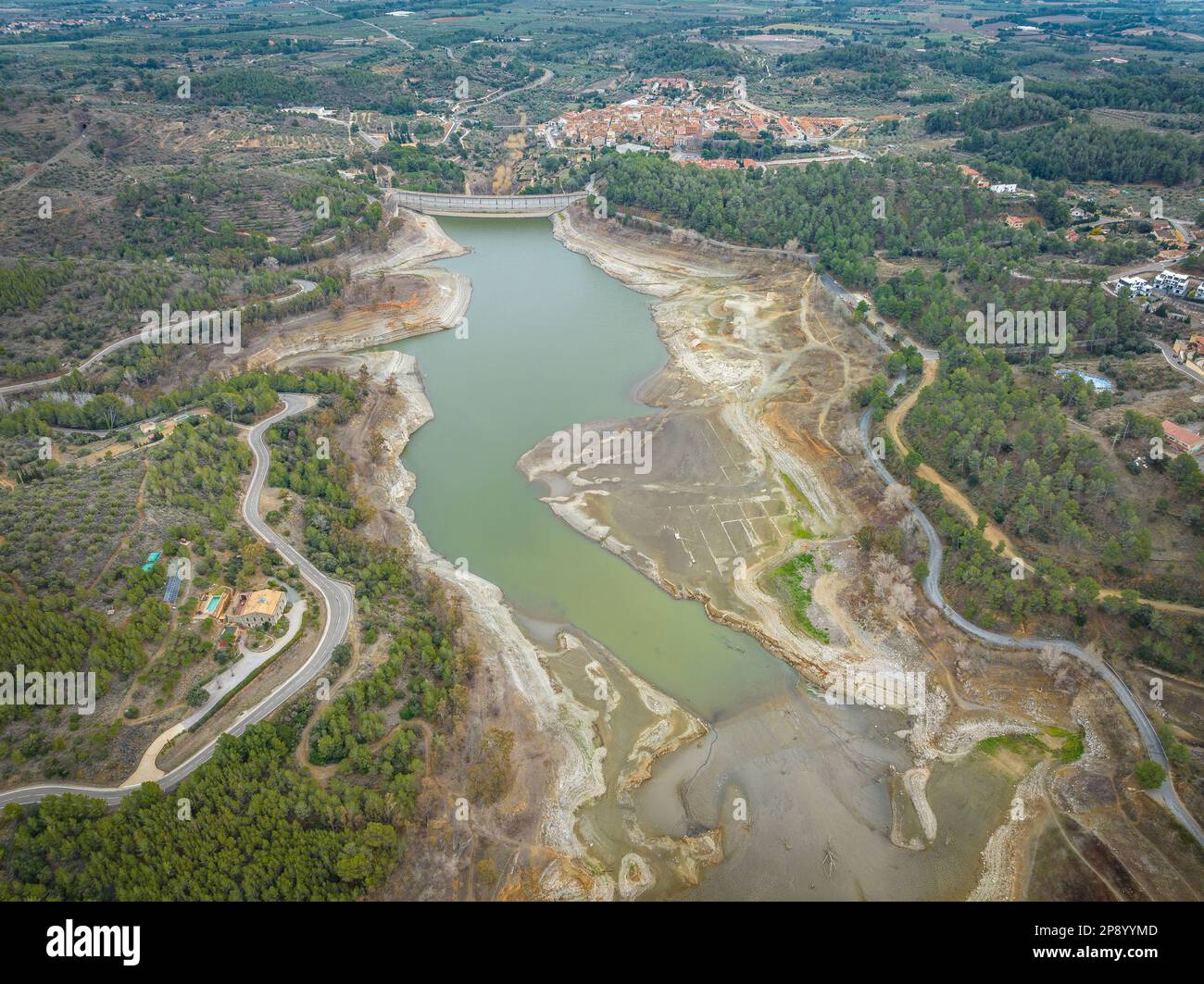 Blick aus der Vogelperspektive auf das Riudecanyes-Reservoir und das Dorf mit sehr niedrigem Wasserstand während der Dürre 2022-23 (Baix Camp, Tarragona, Katalonien, Spanien) Stockfoto