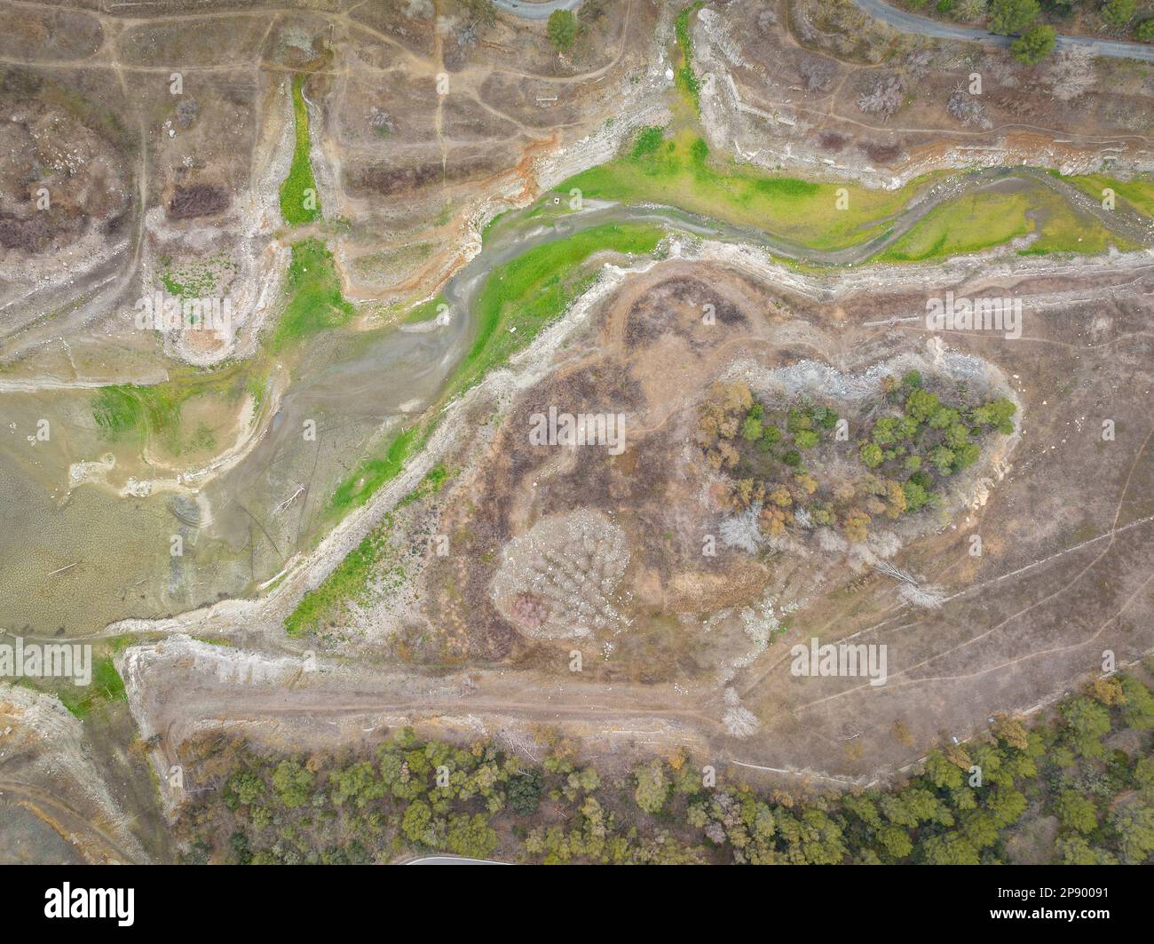 Luftaufnahme des Riudecanyes-Reservoirs mit sehr niedrigem Wasserstand während der Dürre 2022-23 (Baix Camp, Tarragona, Katalonien, Spanien) Stockfoto