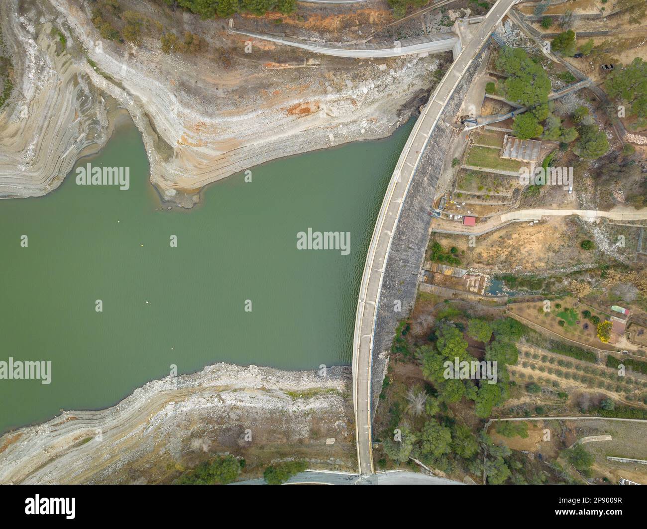 Luftaufnahme des Riudecanyes-Reservoirs mit sehr niedrigem Wasserstand während der Dürre 2022-23 (Baix Camp, Tarragona, Katalonien, Spanien) Stockfoto