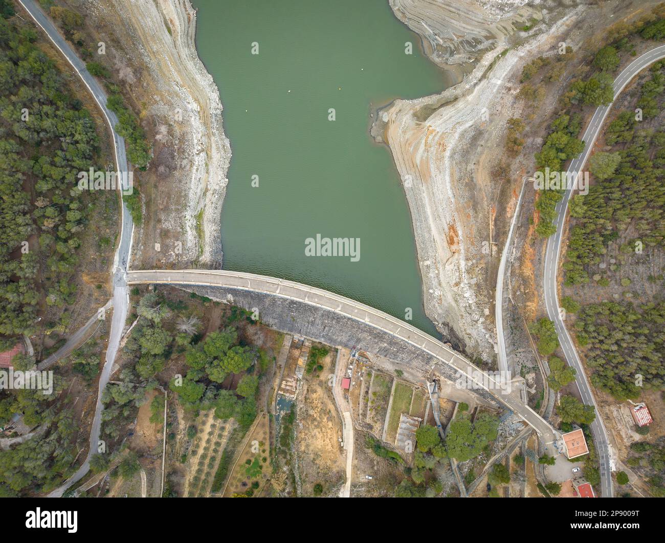 Luftaufnahme des Riudecanyes-Reservoirs mit sehr niedrigem Wasserstand während der Dürre 2022-23 (Baix Camp, Tarragona, Katalonien, Spanien) Stockfoto