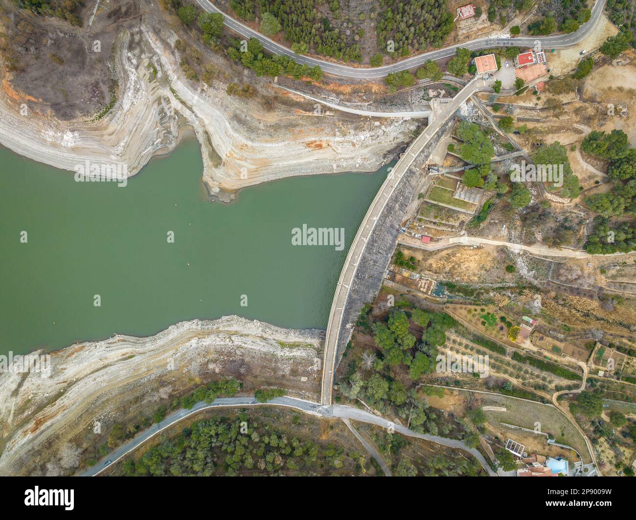 Luftaufnahme des Riudecanyes-Reservoirs mit sehr niedrigem Wasserstand während der Dürre 2022-23 (Baix Camp, Tarragona, Katalonien, Spanien) Stockfoto