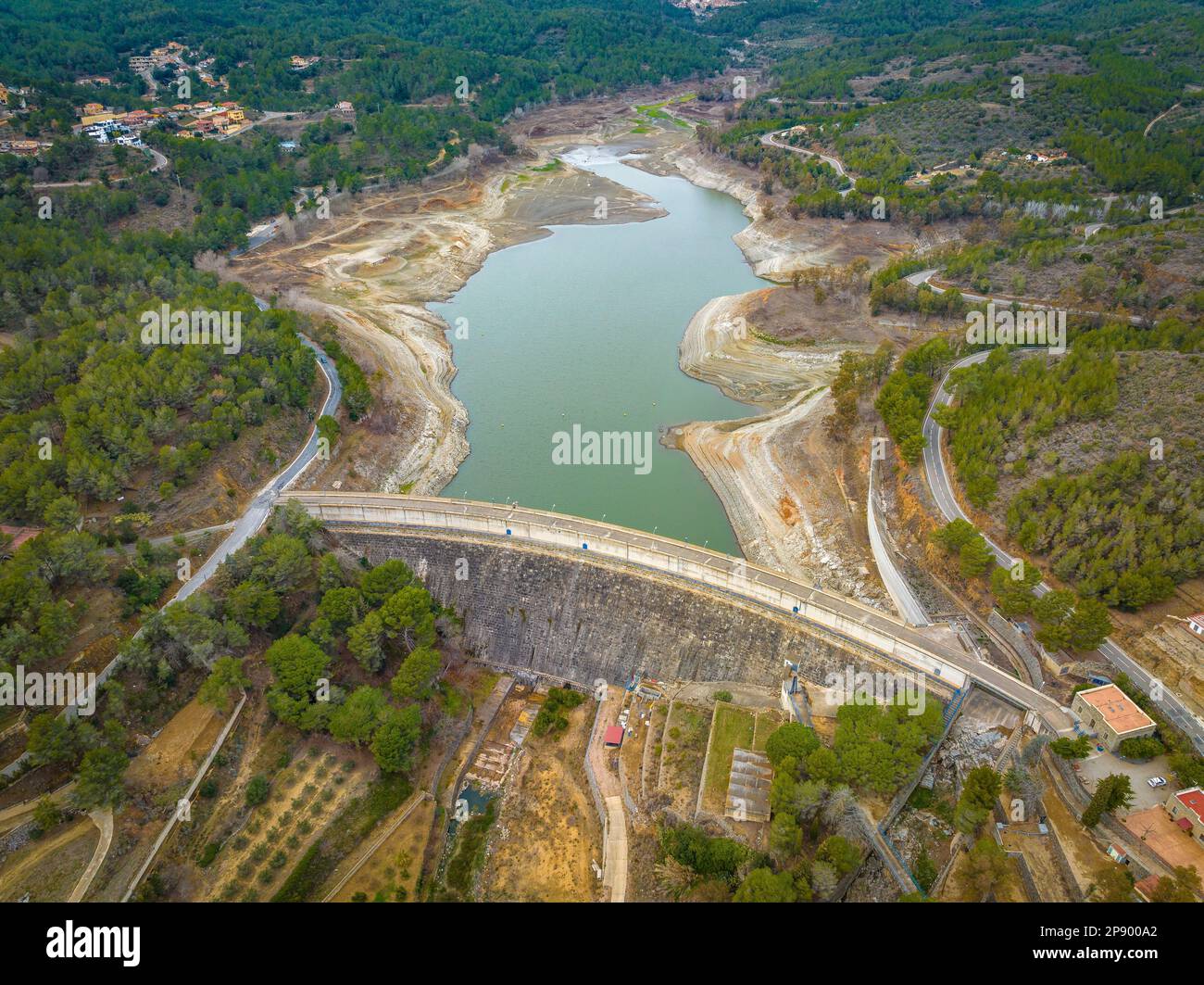 Luftaufnahme des Riudecanyes-Reservoirs mit sehr niedrigem Wasserstand während der Dürre 2022-23 (Baix Camp, Tarragona, Katalonien, Spanien) Stockfoto