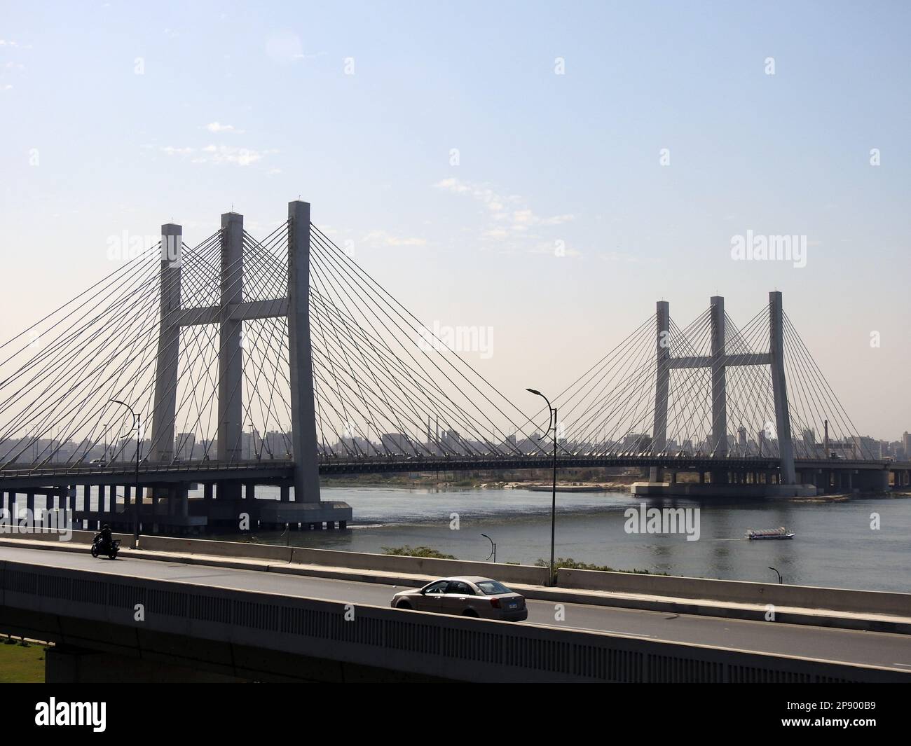 Kairo, Ägypten, März 9 2023: The Rod El Farag Axis Tahya Misr Masr Bridge, die weltweit größte Seilbahnbrücke laut Guinness World Recor Stockfoto