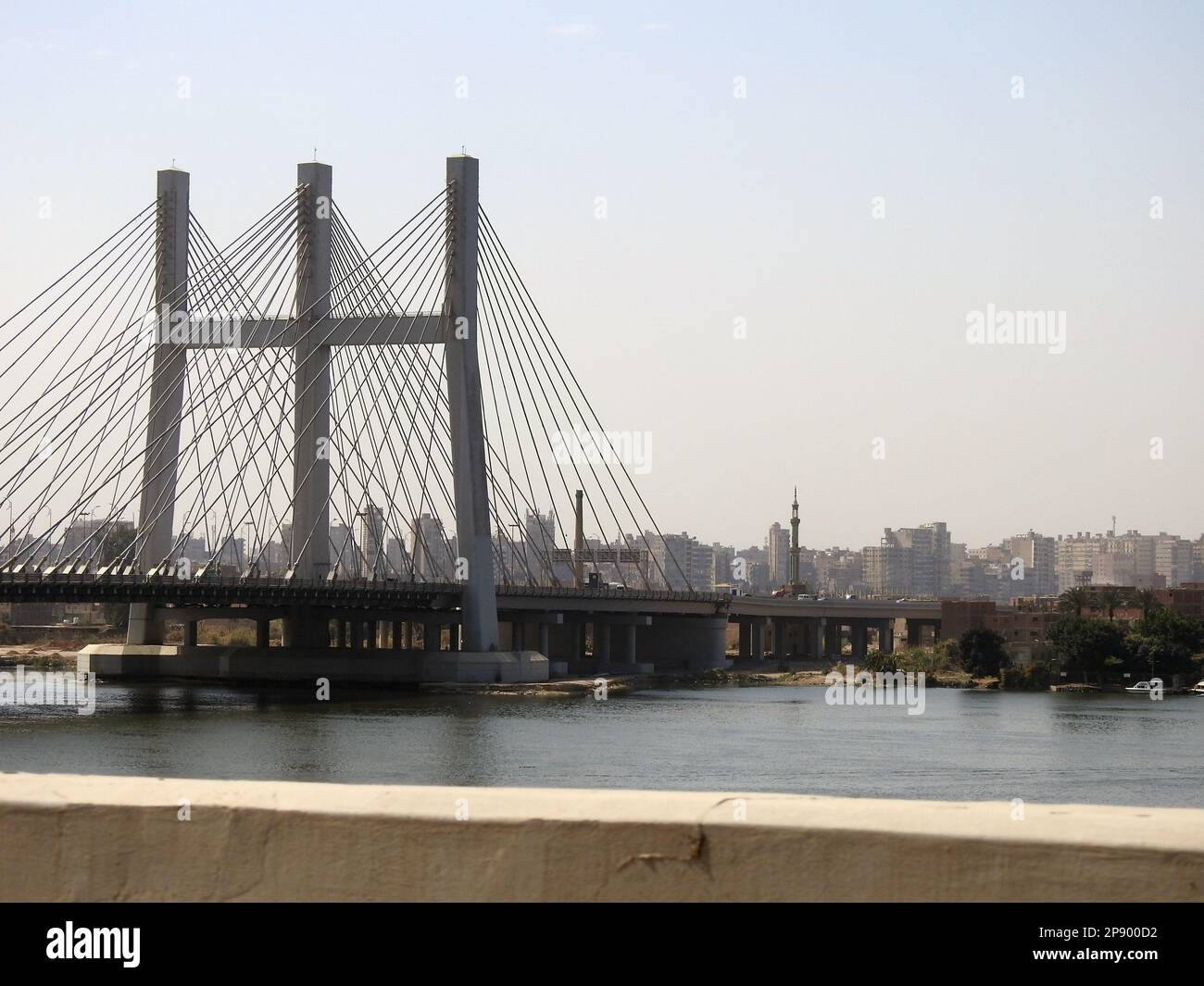 Kairo, Ägypten, März 9 2023: The Rod El Farag Axis Tahya Misr Masr Bridge, die weltweit größte Seilbahnbrücke laut Guinness World Recor Stockfoto