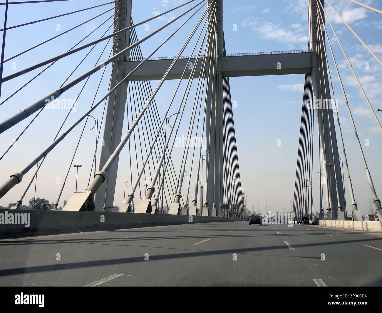 Kairo, Ägypten, März 9 2023: The Rod El Farag Axis Tahya Misr Masr Bridge, die weltweit größte Seilbahnbrücke laut Guinness World Recor Stockfoto