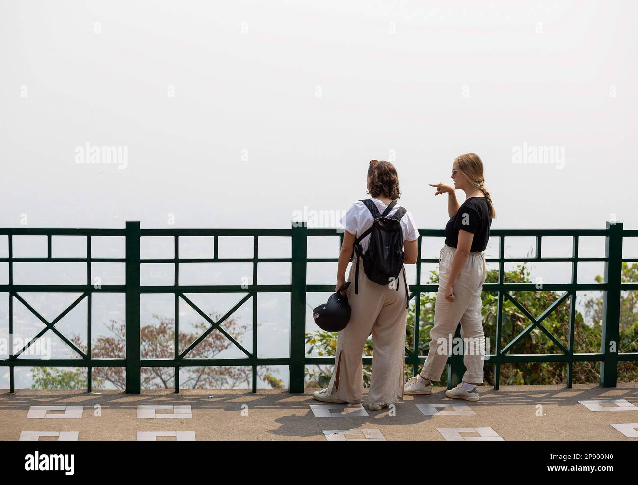 Thailand. 09. März 2023. Touristen, die in Chiang Mai unter einer dichten Smogdecke zu sehen sind. Am Donnerstag, den 09. März 2023, wurde Chiang Mai auf der IQAir - einem Technologiepartner des Umweltprogramms der Vereinten Nationen - noch immer als der schlechteste der Welt aufgeführt. IQAir vergleicht 95 Städte weltweit mit gemessenen Daten für PM2,5. Kredit: SOPA Images Limited/Alamy Live News Stockfoto