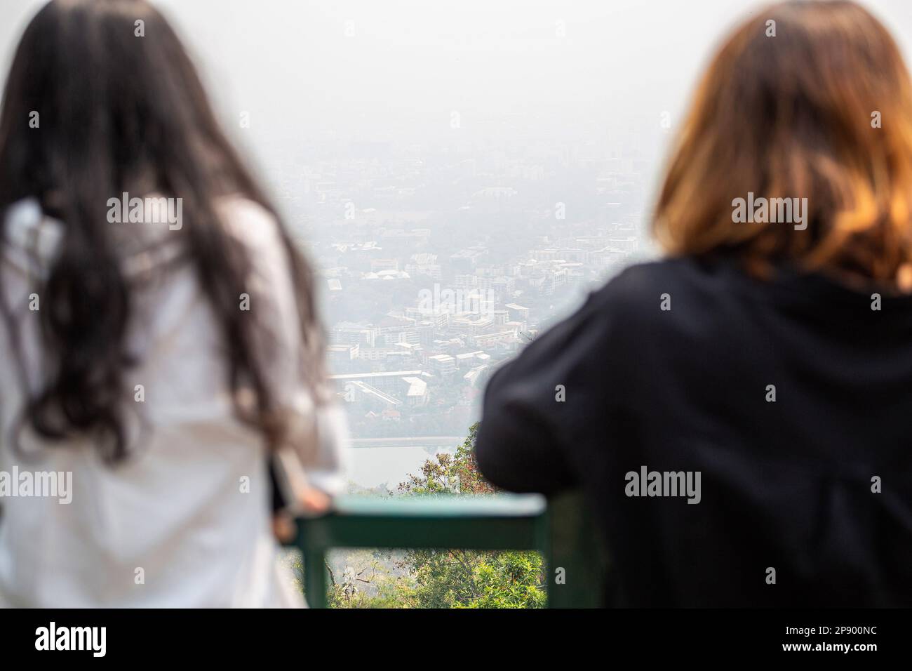 Thailand. 09. März 2023. Touristen, die in Chiang Mai unter einer dichten Smogdecke zu sehen sind. Am Donnerstag, den 09. März 2023, wurde Chiang Mai auf der IQAir - einem Technologiepartner des Umweltprogramms der Vereinten Nationen - noch immer als der schlechteste der Welt aufgeführt. IQAir vergleicht 95 Städte weltweit mit gemessenen Daten für PM2,5. Kredit: SOPA Images Limited/Alamy Live News Stockfoto