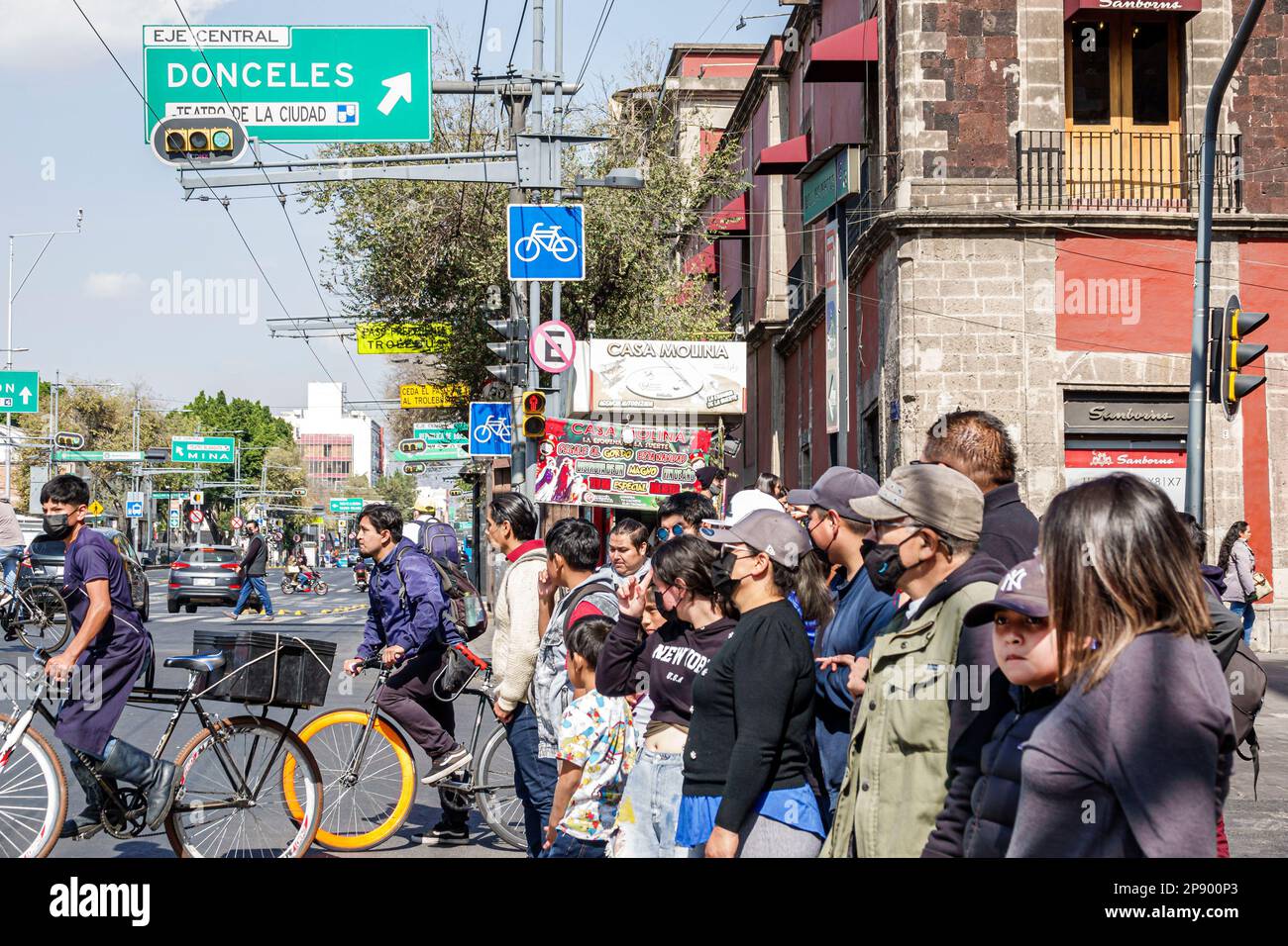 Mexico City, warten auf Ampelumschaltung, Kreuzung Verkehrsübergang, männliche Männer, weibliche Frauen, Erwachsene, Bewohner, Paar Stockfoto