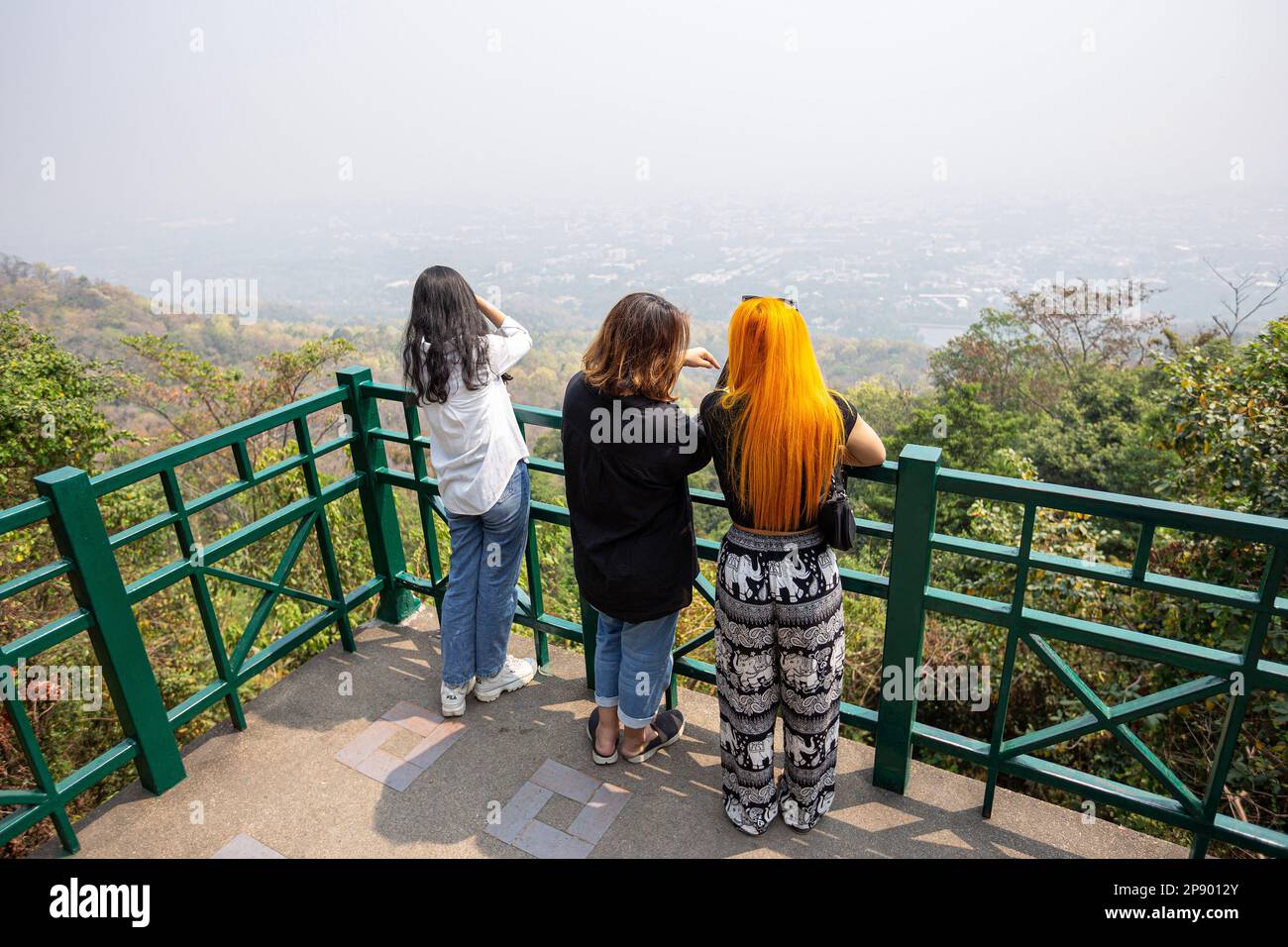 Thailand. 09. März 2023. Touristen, die in Chiang Mai unter einer dichten Smogdecke zu sehen sind. Am Donnerstag, den 09. März 2023, wurde Chiang Mai auf der IQAir - einem Technologiepartner des Umweltprogramms der Vereinten Nationen - noch immer als der schlechteste der Welt aufgeführt. IQAir vergleicht 95 Städte weltweit mit gemessenen Daten für PM2,5. (Foto: Pongmanat Tasiri/SOPA Images/Sipa USA) Guthaben: SIPA USA/Alamy Live News Stockfoto