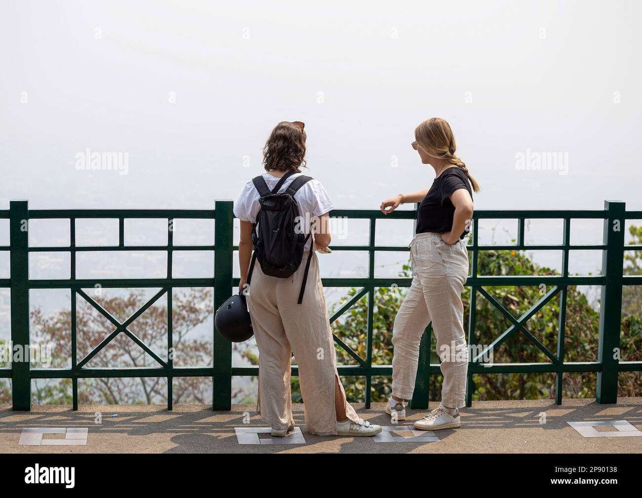 Thailand. 09. März 2023. Touristen, die in Chiang Mai unter einer dichten Smogdecke zu sehen sind. Am Donnerstag, den 09. März 2023, wurde Chiang Mai auf der IQAir - einem Technologiepartner des Umweltprogramms der Vereinten Nationen - noch immer als der schlechteste der Welt aufgeführt. IQAir vergleicht 95 Städte weltweit mit gemessenen Daten für PM2,5. (Foto: Pongmanat Tasiri/SOPA Images/Sipa USA) Guthaben: SIPA USA/Alamy Live News Stockfoto