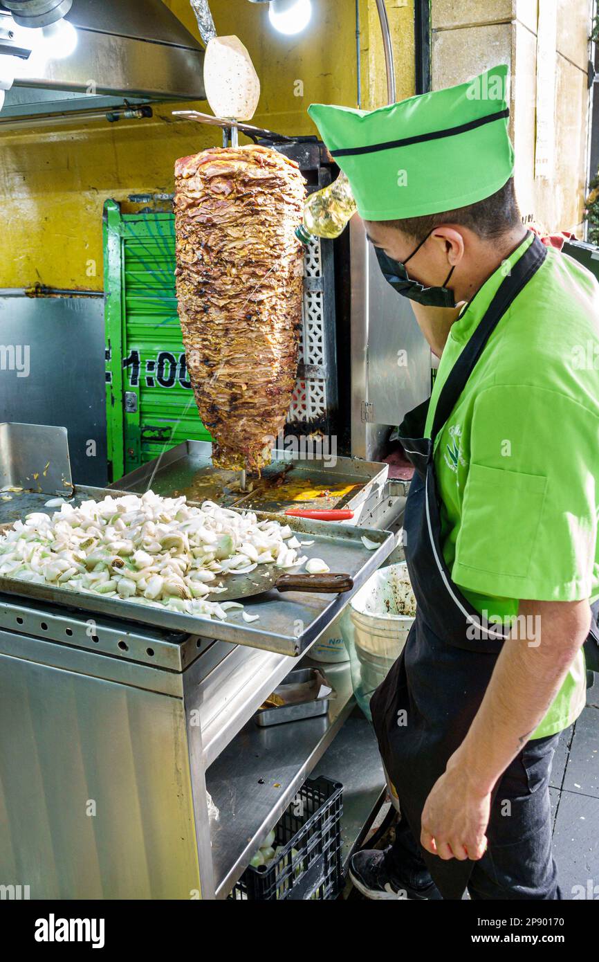 Mexiko-Stadt, El Rincon Tapatio, Gyro Cone Shawarma, Koch Schnitzerei vorbereiten, männliche Männer, Erwachsene, Bewohner, Restaurants, Abendessen Stockfoto