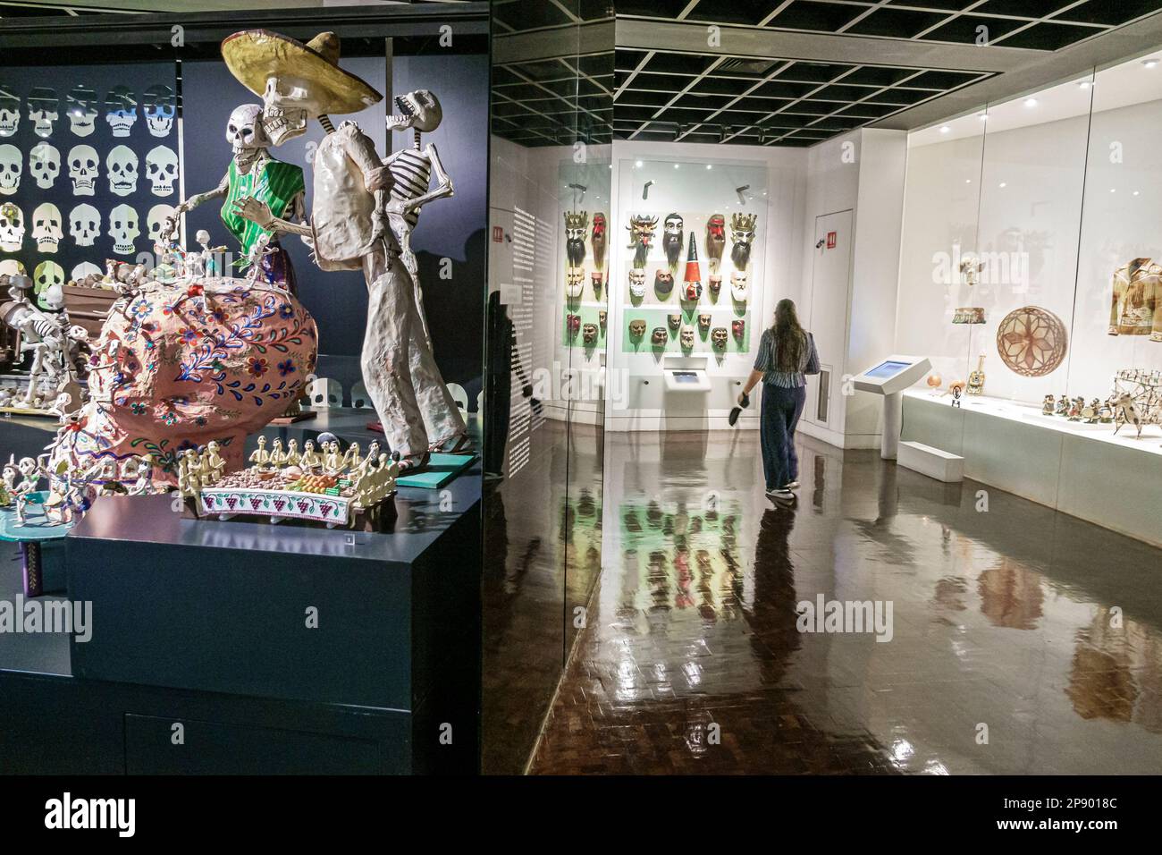 Mexiko-Stadt, Museo de Arte Popular, Volkskunstmuseum, Skelette, weibliche Frauen ansehen, Erwachsene, Bewohner, innen innen innen Stockfoto