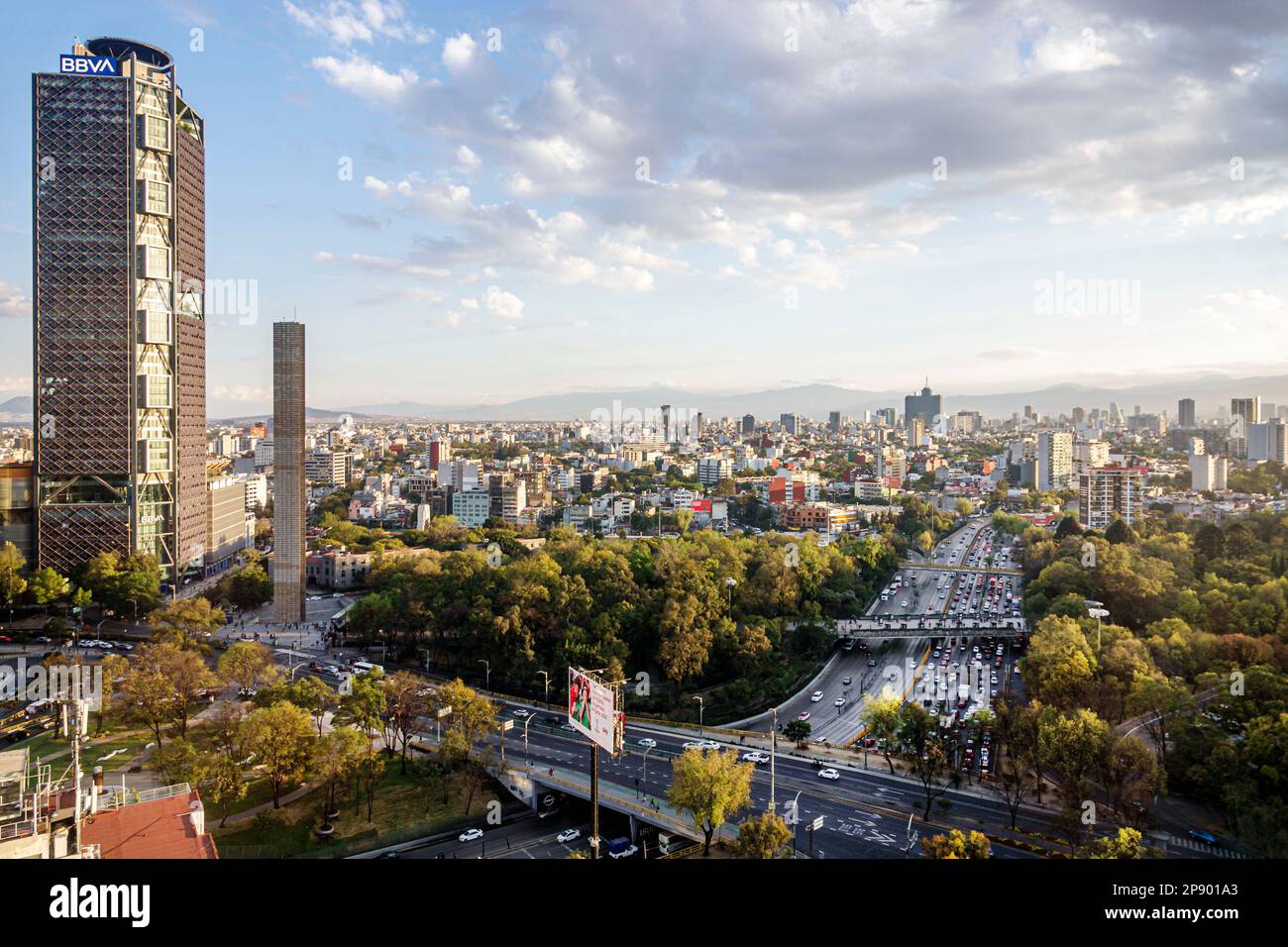 Mexiko-Stadt, Blick von oben, verkehrsreiche Autobahn, Circuito Interior Melchor Ocampo, Torre BBVA Wolkenkratzer, Hochhäuser Wolkenkratzer Stockfoto
