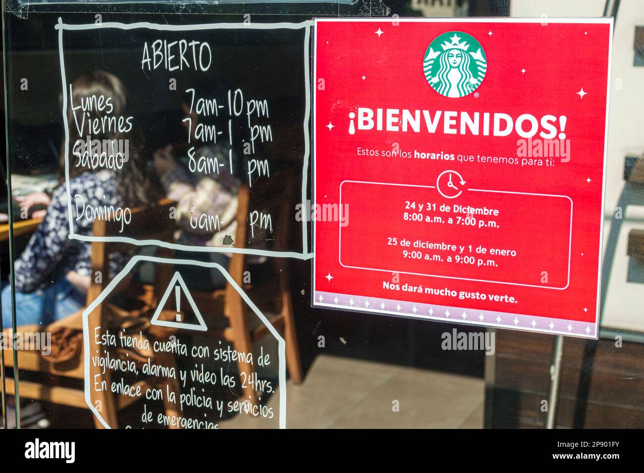 Mexiko-Stadt, San Angel Starbucks Kaffee, Öffnungszeiten der Sicherheitsvorkehrungen, Außenansicht, Gebäude, Vordereingang, Kaffeehaus, Essen auswärts, zwanglos Stockfoto