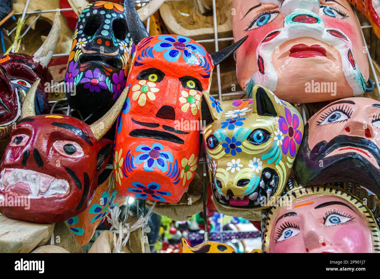 Mexiko-Stadt, Mercado de artesanias Coyoacan Kunsthandwerksmarkt, Geschenk Geschenke Souvenir Souvenirs, Masken innen innen, Kunsthandwerk handgefertigt, Verkäufer ve Stockfoto