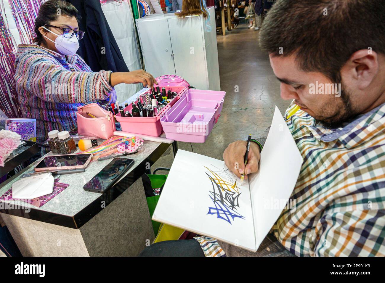 Mexiko-Stadt, Mercado de artesanias Coyoacan Kunsthandwerksmarkt, Künstler Kunst zeichnen, Männer männlich, Frau weiblich, Erwachsene, wohnhaft Stockfoto