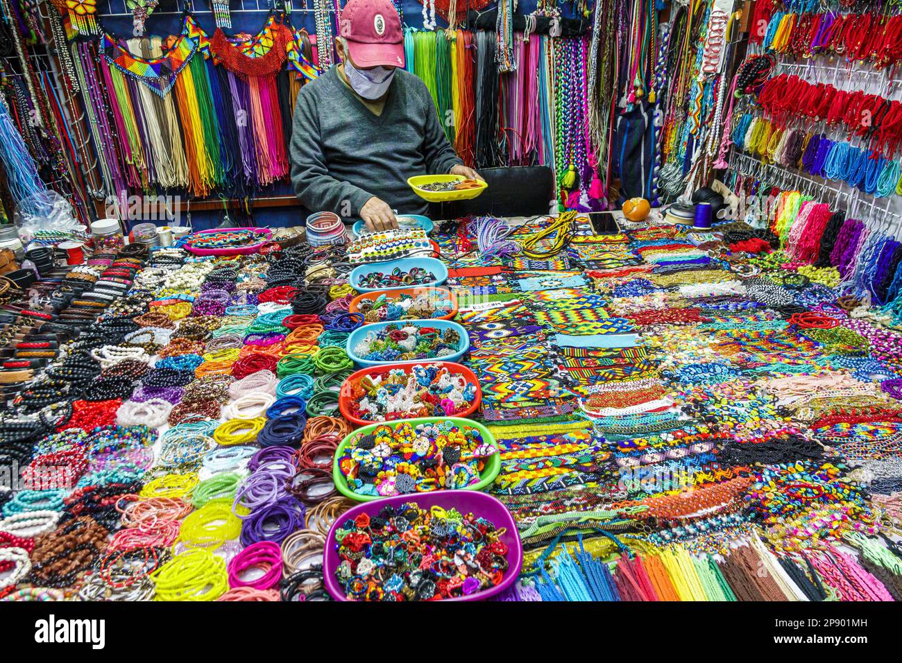 Mexiko-Stadt, Mercado de artesanias Coyoacan Kunsthandwerksmarkt, Geschenke Souvenirs, Perlen, Männer, Erwachsene Erwachsene, Bewohner, innen Stockfoto