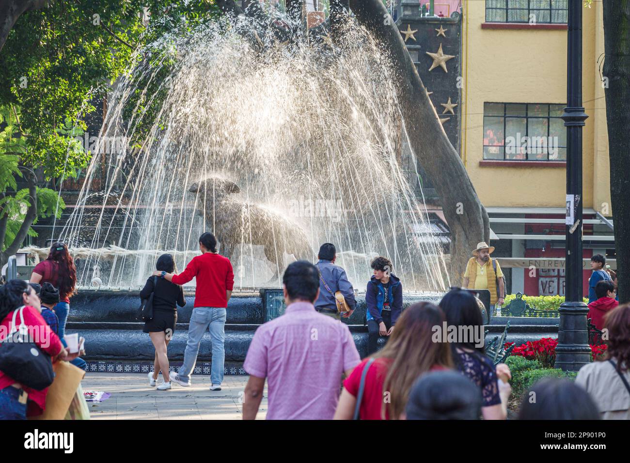 Mexiko-Stadt, öffentlicher Springbrunnen von Coyoacan, Fuente de los Coyotes, Männer Männer, Frauen Frauen weiblich, Erwachsene, Bewohner, Paare, Familie Stockfoto