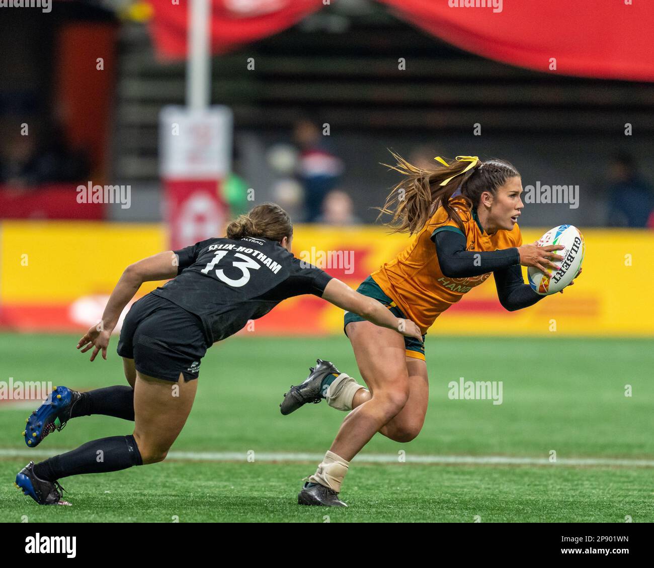 Vancouver, Kanada. 5. März 2023. Charlotte Caslick aus Australien (L) wehrt sich während des 3. Tages gegen den Angriff ab – HSBC Canada Sevens 2023 Cup Final Match ag Stockfoto