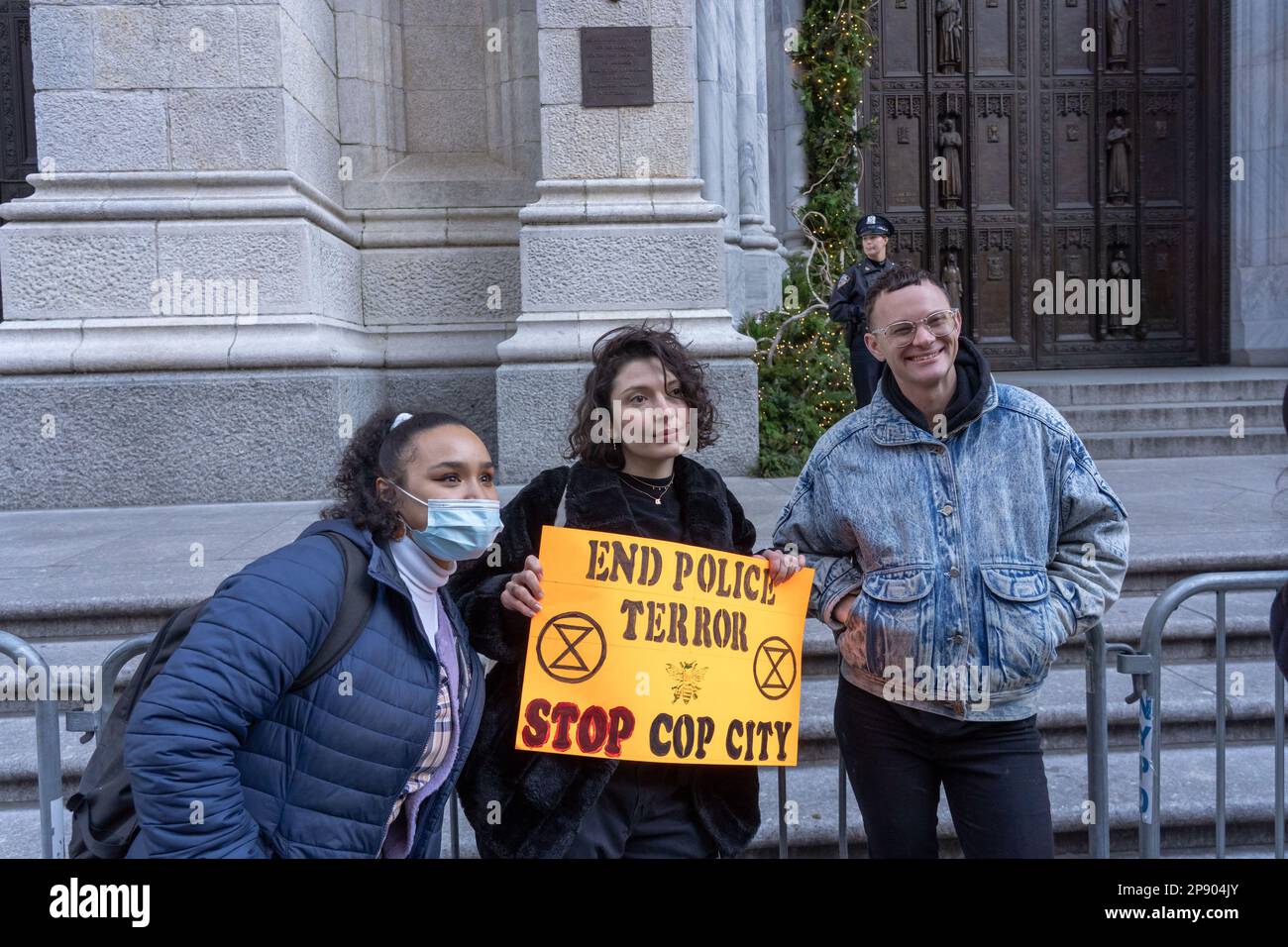 NEW YORK, NEW YORK - 09. MÄRZ: Demonstranten mit Schildern und Bannern versammeln sich vor der Saint Patrick Cathedral, um gegen die vorgeschlagene Cop City zu protestieren, die am 09. März 2023 in einem Atlanta-Wald in New York City gebaut wird. COP City, eine riesige Polizeiausbildungseinrichtung, die auf einem Waldgebiet im Raum Atlanta, Georgia, im Bau ist, ist zu einem Schwerpunkt der Demonstrationen geworden, die der Entwicklung in einem der unberührtesten Wälder des Bundesstaates entgegenstehen. Das $90-Millionen-Dollar-Ausbildungszentrum soll die Polizei in militarisierter städtischer Kriegsführung ausbilden. Stockfoto