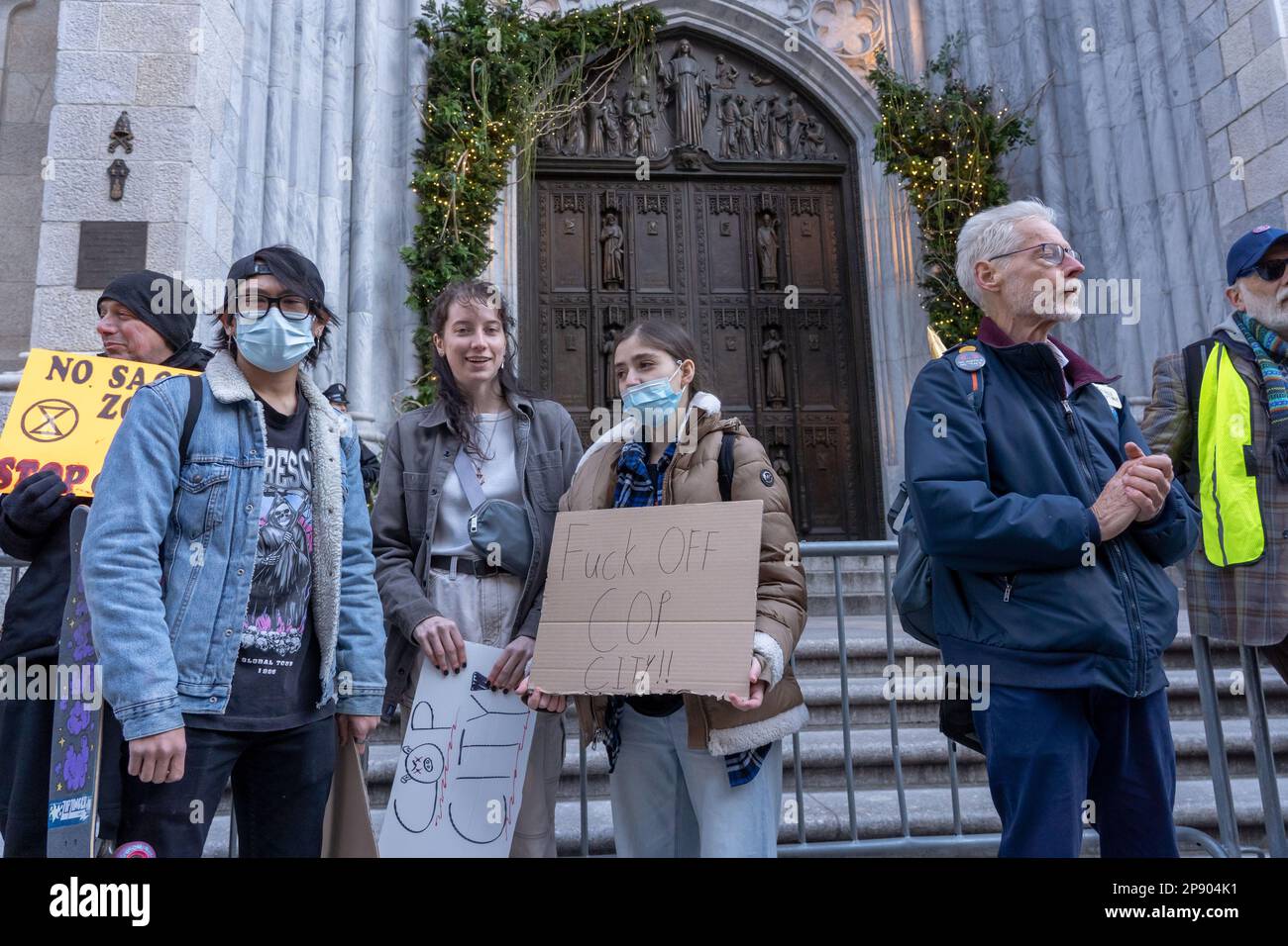 NEW YORK, NEW YORK - 09. MÄRZ: Demonstranten mit Schildern und Bannern versammeln sich vor der Saint Patrick Cathedral, um gegen die vorgeschlagene Cop City zu protestieren, die am 09. März 2023 in einem Atlanta-Wald in New York City gebaut wird. COP City, eine riesige Polizeiausbildungseinrichtung, die auf einem Waldgebiet im Raum Atlanta, Georgia, im Bau ist, ist zu einem Schwerpunkt der Demonstrationen geworden, die der Entwicklung in einem der unberührtesten Wälder des Bundesstaates entgegenstehen. Das $90-Millionen-Dollar-Ausbildungszentrum soll die Polizei in militarisierter städtischer Kriegsführung ausbilden. Stockfoto