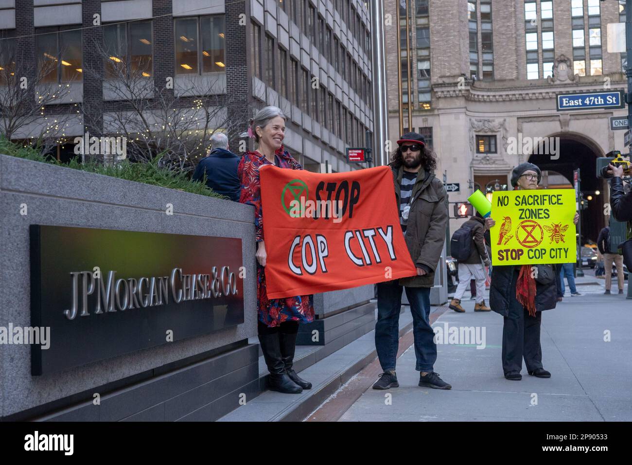 NEW YORK, NEW YORK - MÄRZ 09: Demonstranten mit Schildern, Bannern und Flaggen versammeln sich vor den New Yorker Büros von JPMorgan Chase & Co. Während eines Protests gegen den geplanten Cop City, der am 09. März 2023 in einem Atlanta-Wald in New York City gebaut wurde. COP City, eine riesige Polizeiausbildungseinrichtung, die auf einem Waldgebiet im Raum Atlanta, Georgia, im Bau ist, ist zu einem Schwerpunkt der Demonstrationen geworden, die der Entwicklung in einem der unberührtesten Wälder des Bundesstaates entgegenstehen. Das $90-Millionen-Dollar-Ausbildungszentrum soll die Polizei in militarisierter städtischer Kriegsführung ausbilden. Stockfoto