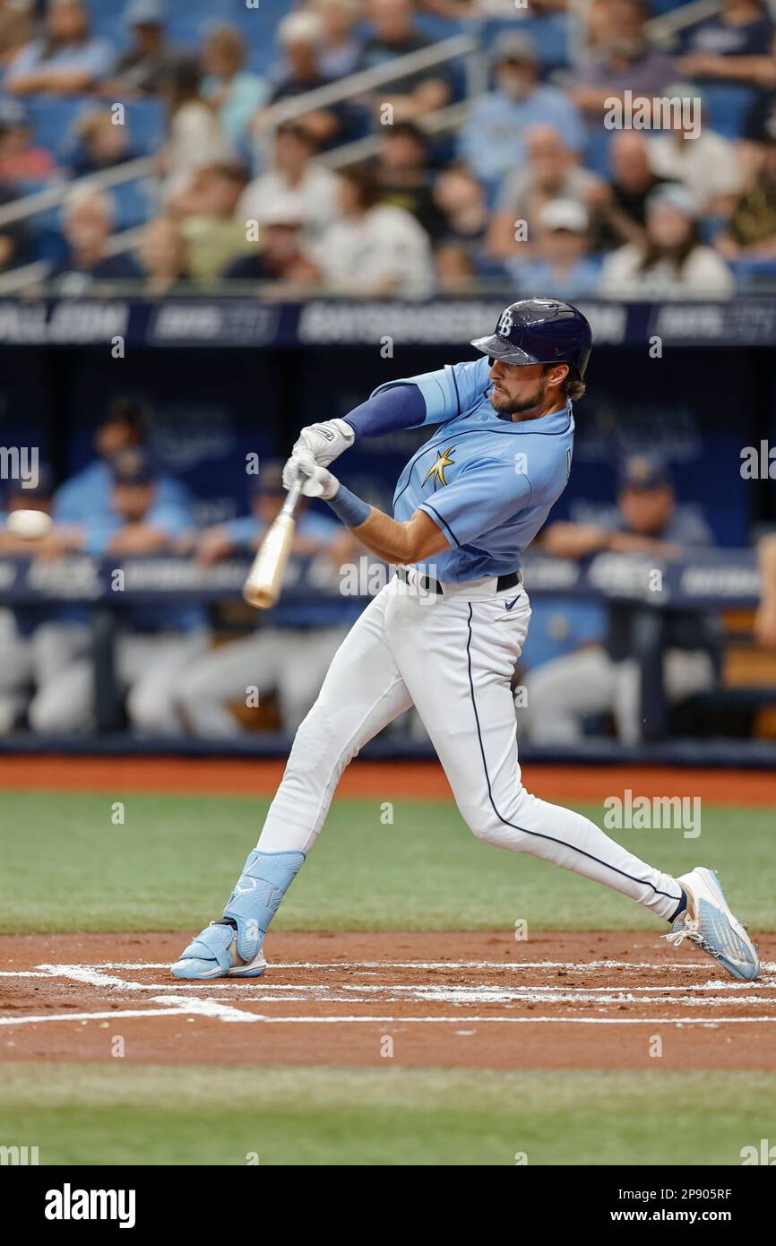 Der Rechtspfeldspieler Josh Lowe (15) aus Tampa Bay strahlt während eines MLB-Frühjahrstrainings gegen die Toronto Blue Jays im Tropic einen Homerun zum Mittelfeld Stockfoto