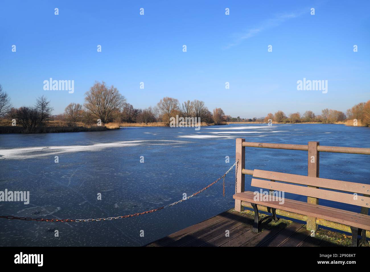 Blick auf den gefrorenen Mühlensee im Winter in Vehlefanz - Kremmen, Bundesland Brandenburg Stockfoto
