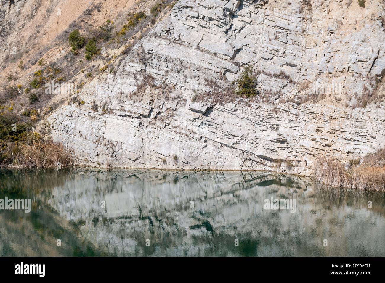Alter Steinbruch, ein Teil des verlassenen Steinbruchs. Mesozoischer Keller, überlagert durch eine Miozene-Sequenz in diskordantem Kontakt, der durch eine Importa gekennzeichnet ist Stockfoto