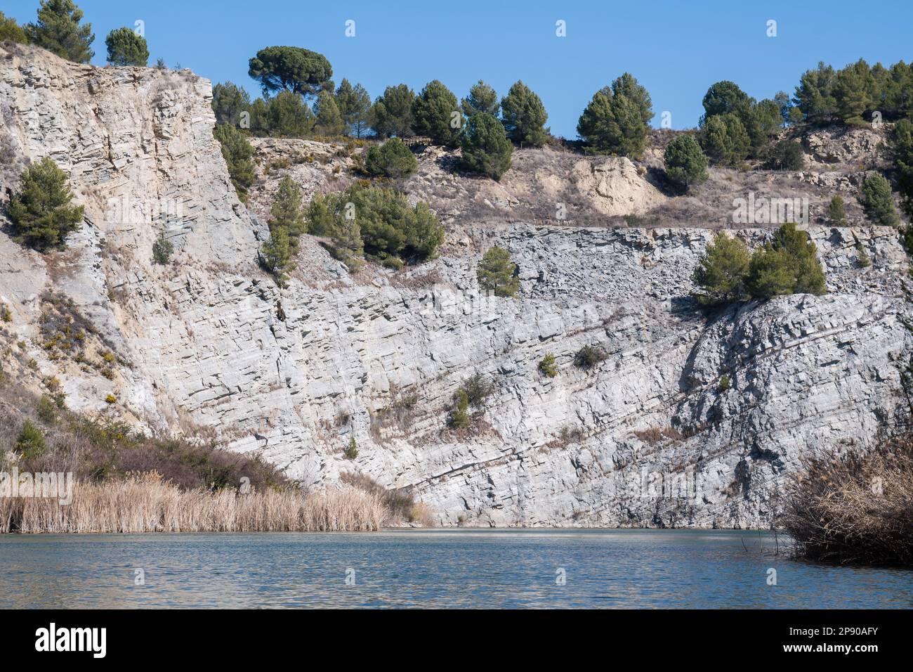 Alter Steinbruch, ein Teil des verlassenen Steinbruchs. An der Mauer des Steinbruchs sind mehrere Erdrutsche zu beobachten. Mesozoischer Keller, der von einem Miozene sequ überlagert wird Stockfoto
