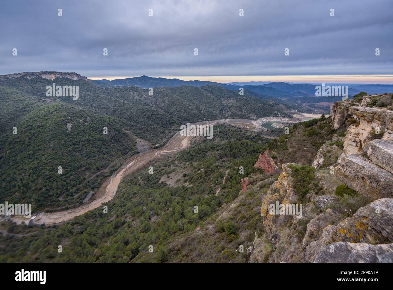 Das Siurana-Reservoir ist während der Dürre 2022-23 fast trocken. Vom Landstrich Siuranas (Priorat, Tarragona, Katalonien, Spanien) aus gesehen, ESP Embalse de Siurana Stockfoto