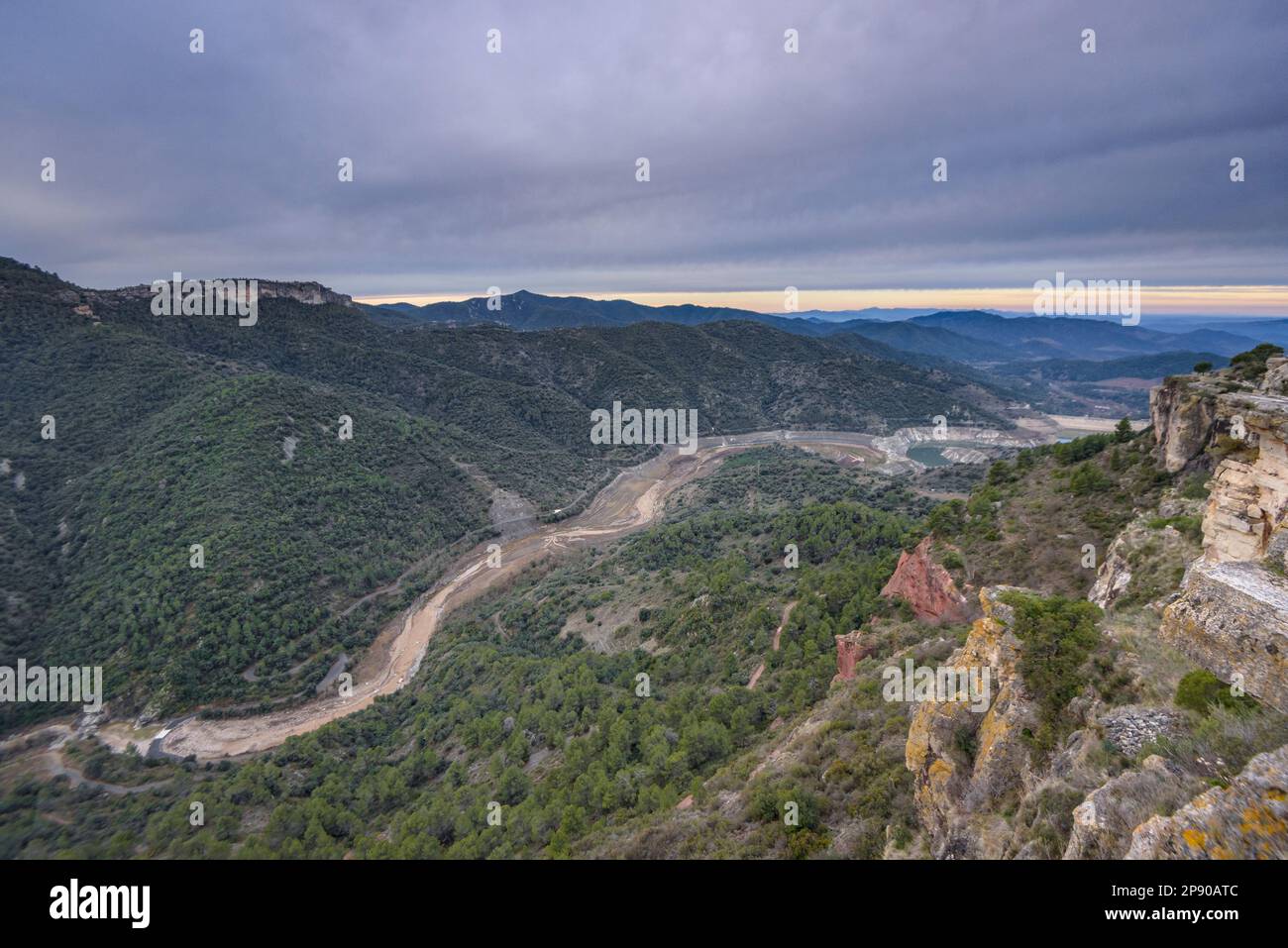 Das Siurana-Reservoir ist während der Dürre 2022-23 fast trocken. Vom Landstrich Siuranas (Priorat, Tarragona, Katalonien, Spanien) aus gesehen, ESP Embalse de Siurana Stockfoto