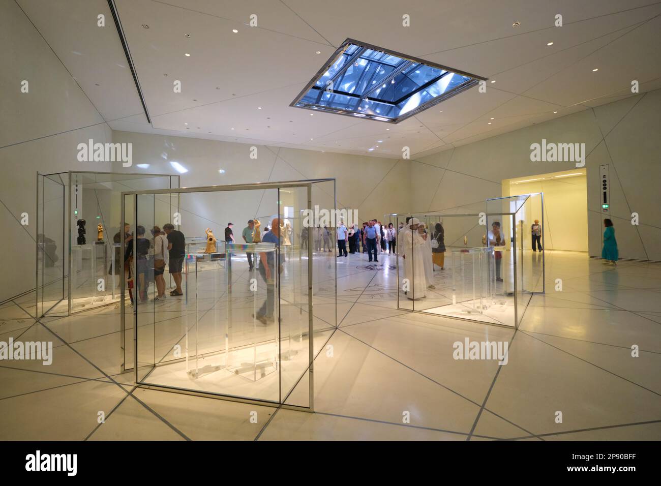 Blick auf einen der Galerieräume mit einer Ausstellung antiker Artefakte. Im Kunstmuseum des französischen Louvre in Abu Dhabi, Vereinigte Arabische Emirate. Stockfoto